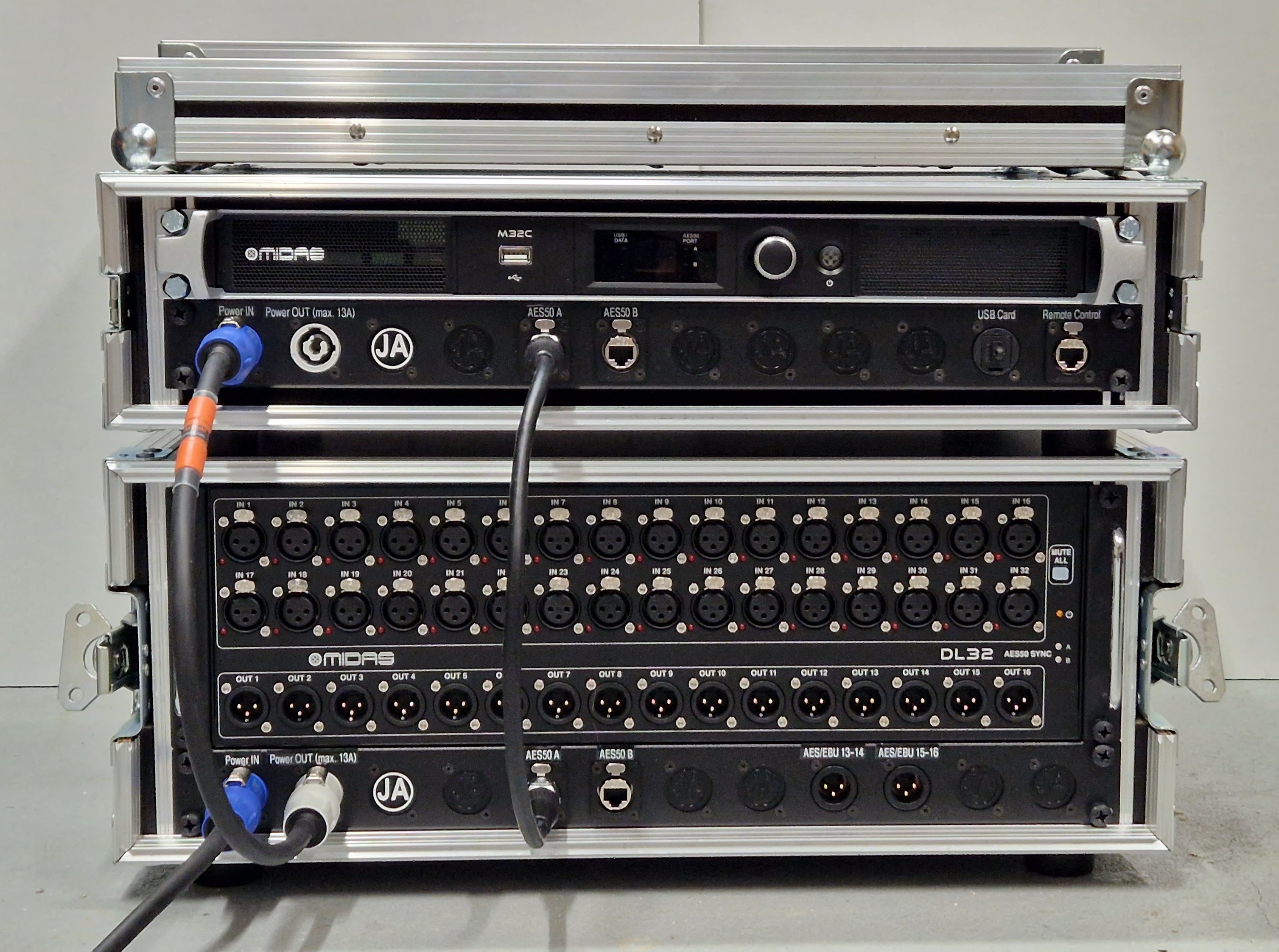 Zwei gestapelte Racks mit Mischpult und Stagebox